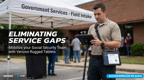 Overheidswerknemer die industri&euml;le Verizon-tablet gebruikt voor veldgegevensinvoer.jpg